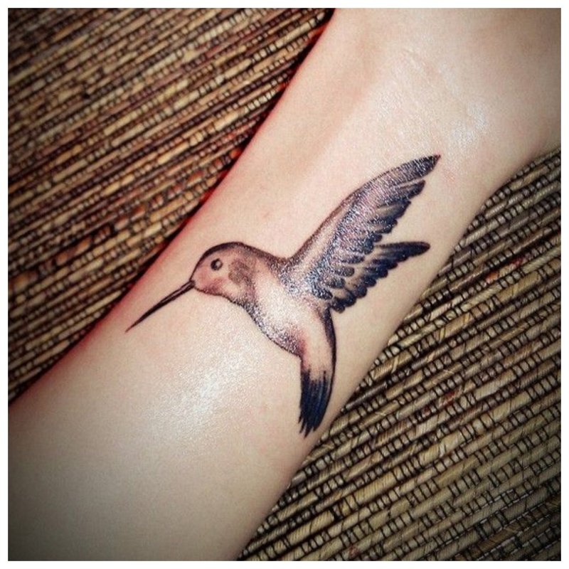 Little bird - tattoo sa pulso ng isang batang babae