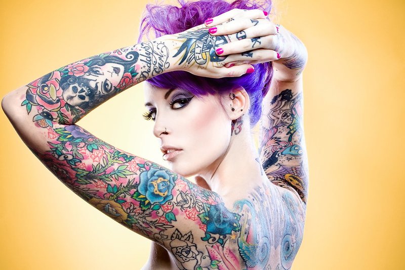 Fille aux tatouages ​​de couleur