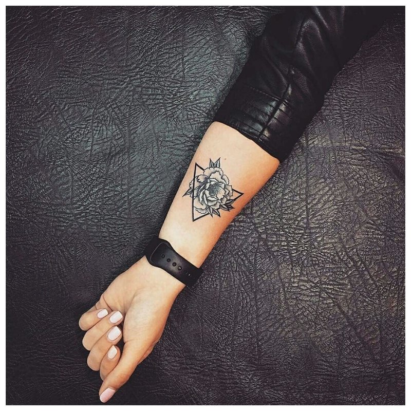 Tatouage de fleur de triangle