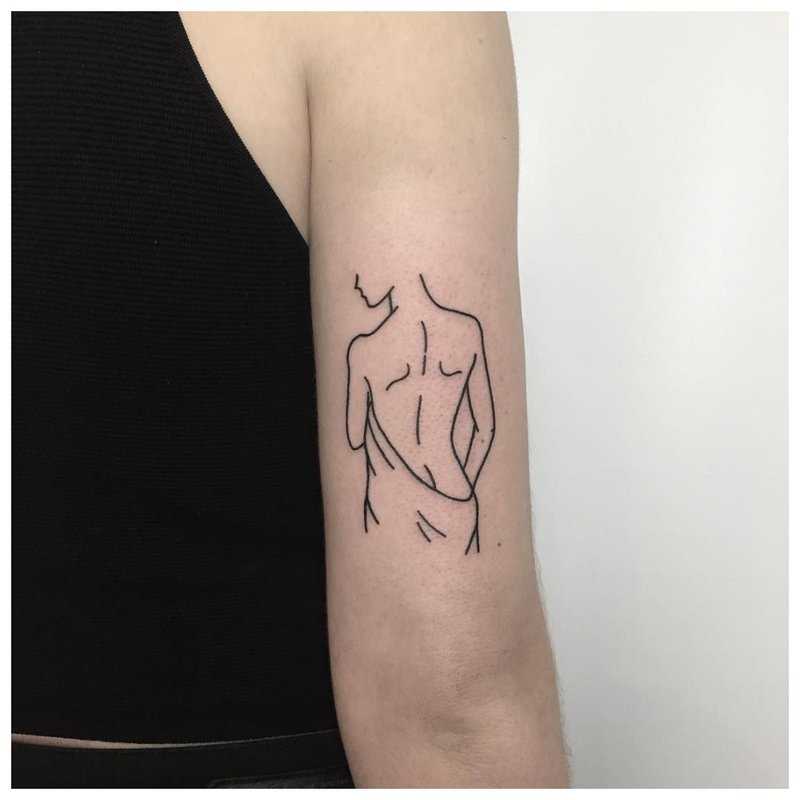 Tatouage de contour avec une silhouette d'une fille