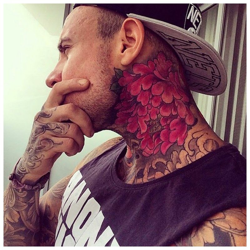 Tatouage floral lumineux sur tout le cou d'un homme