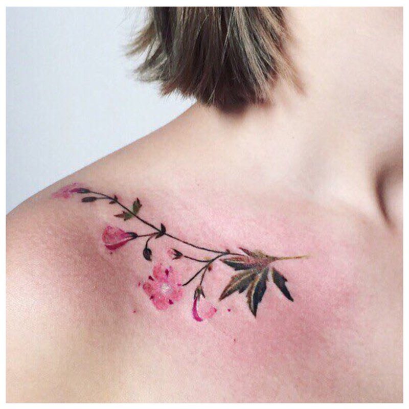 Tatouage de fleur de clavicule