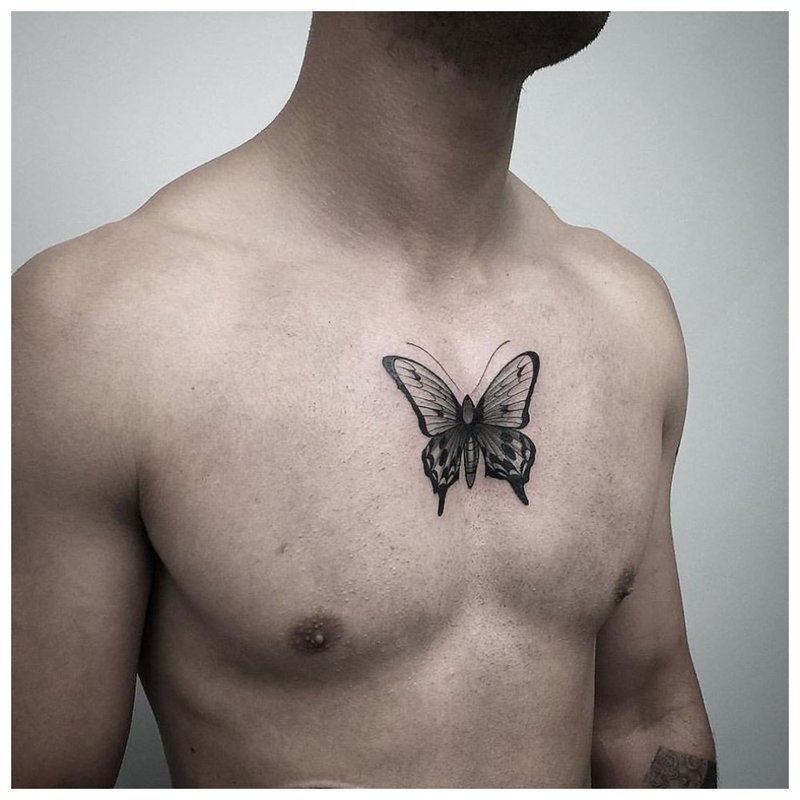 Butterfly tattoo sa dibdib