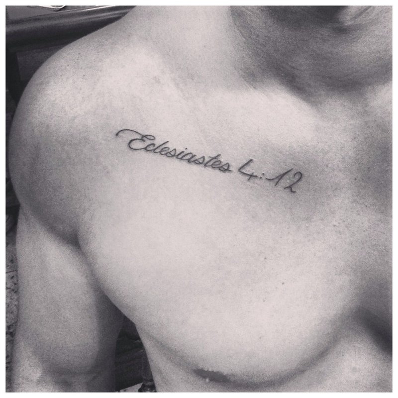 Petit tatouage sur la poitrine de l’homme