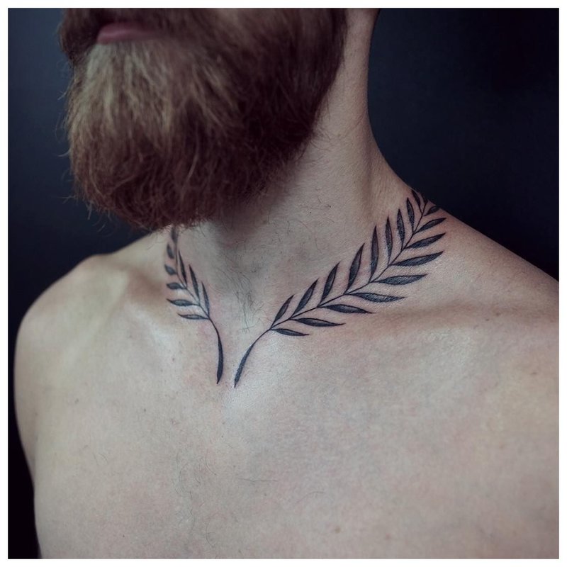 Tatouage 2 branches sur le cou d'un homme