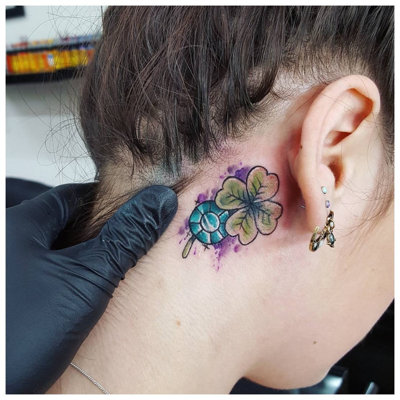 Beau tatouage lumineux sur le cou de la fille