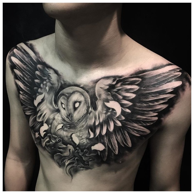 Wingspan ng isang ibon - tattoo sa dibdib ng isang lalaki