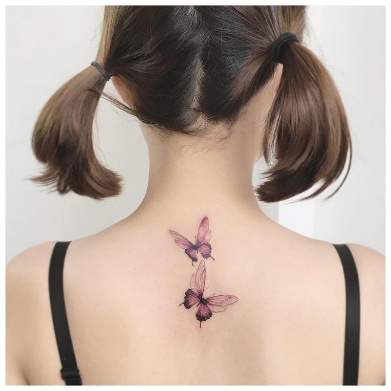 Tatouage sur le dos d'une fille