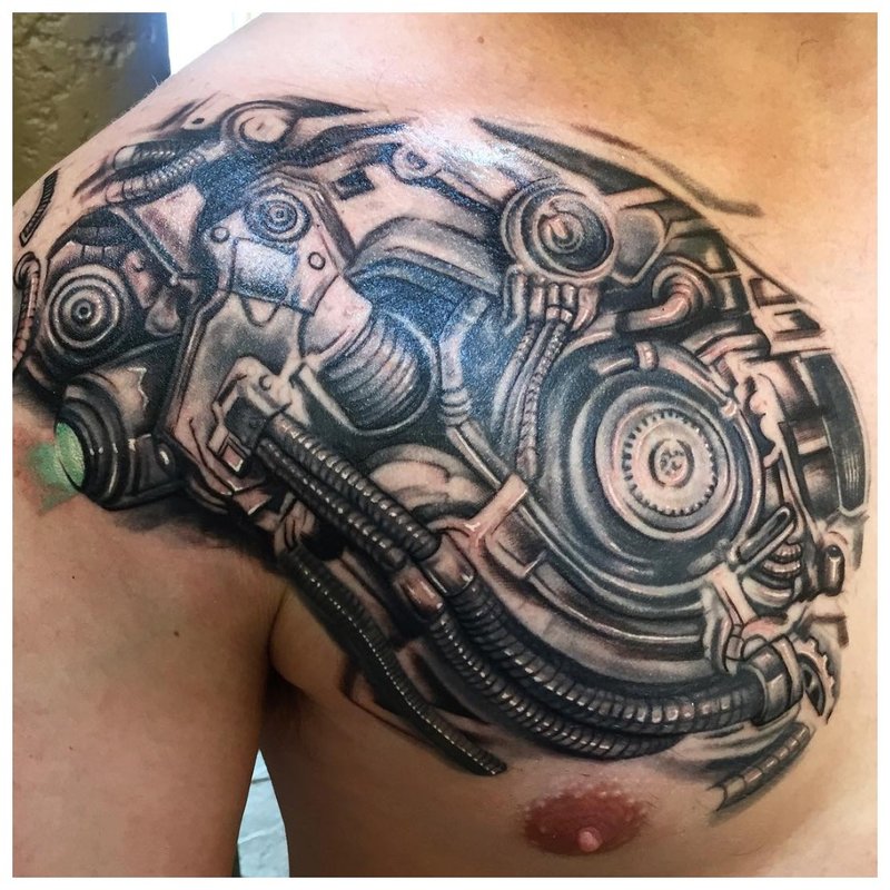 Ang tattoo style ng Cyberpunk sa dibdib ng isang lalaki