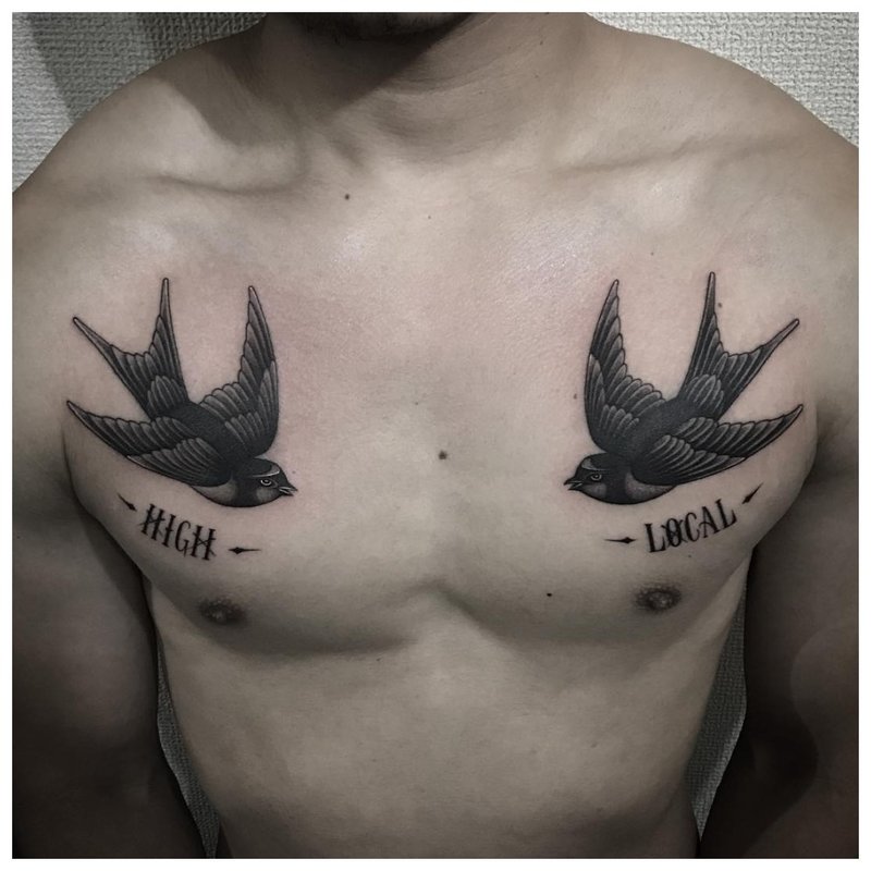 Ang inskripsiyon ng tattoo sa dibdib ng isang lalaki