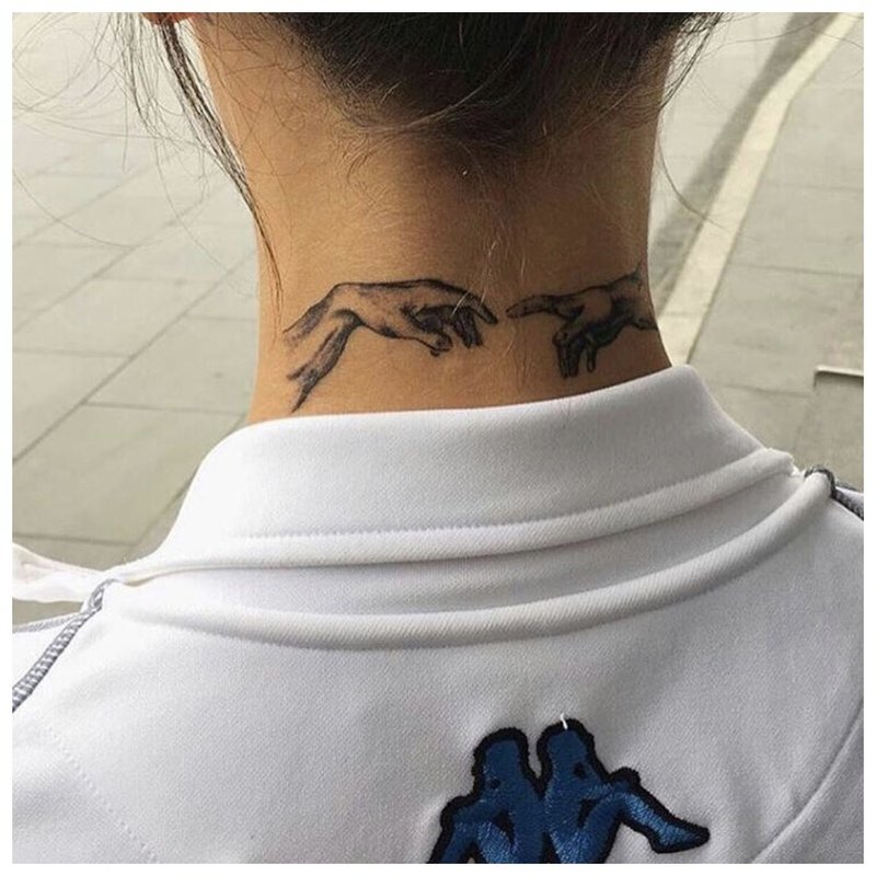 Tatouage du bras sur la nuque