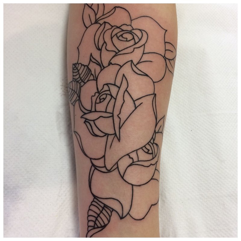 Tatouage contour rose