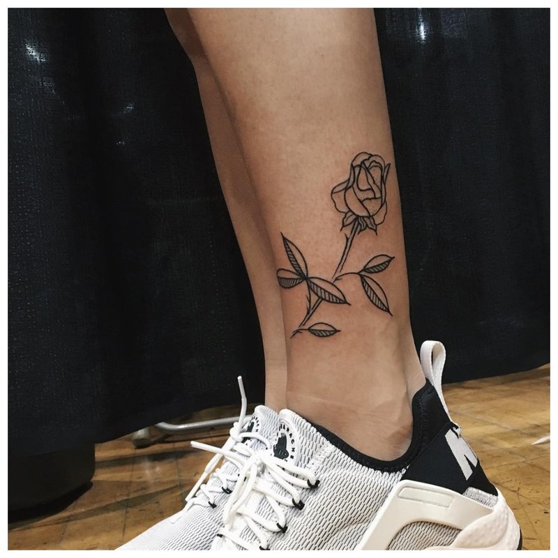 Rosas sa estilo ng mga tattoo ng contour.