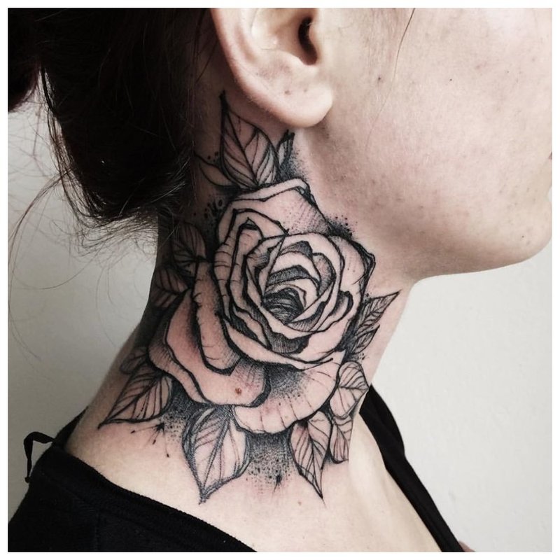 Tatouage de grandes fleurs sur le cou de la fille