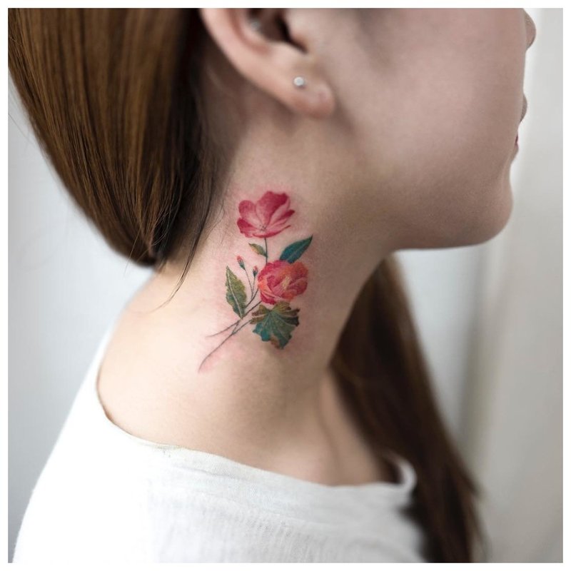 Maliwanag na bulaklak sa leeg ng batang babae - tattoo