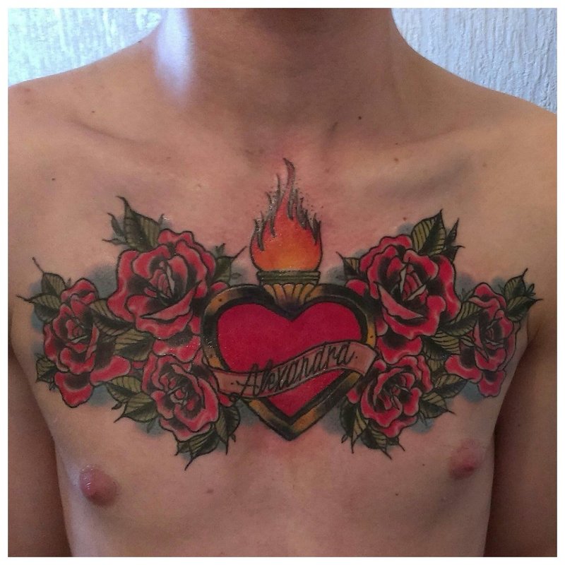 Mga maliliwanag na bulaklak - isang tattoo sa dibdib ng isang lalaki