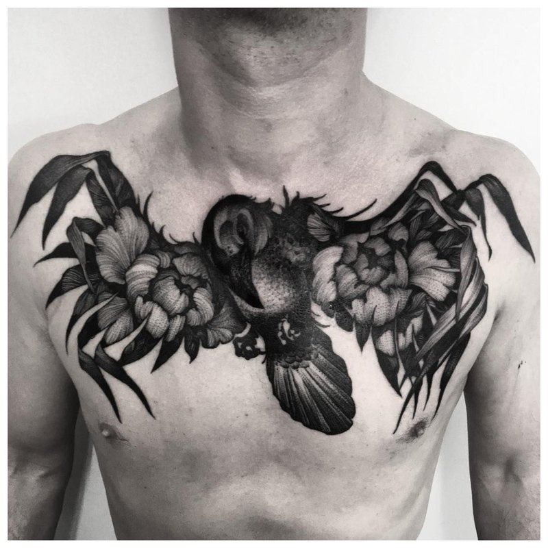 Tatouage d'un oiseau sur la poitrine d'un homme