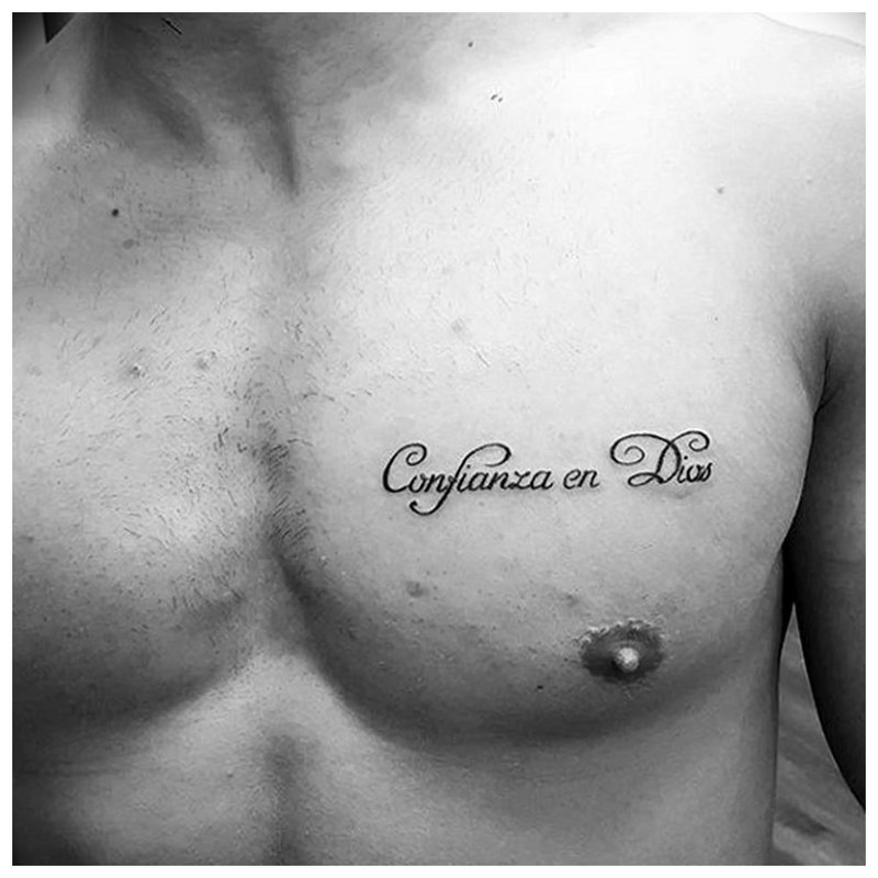 Petite inscription de tatouage sur la poitrine.