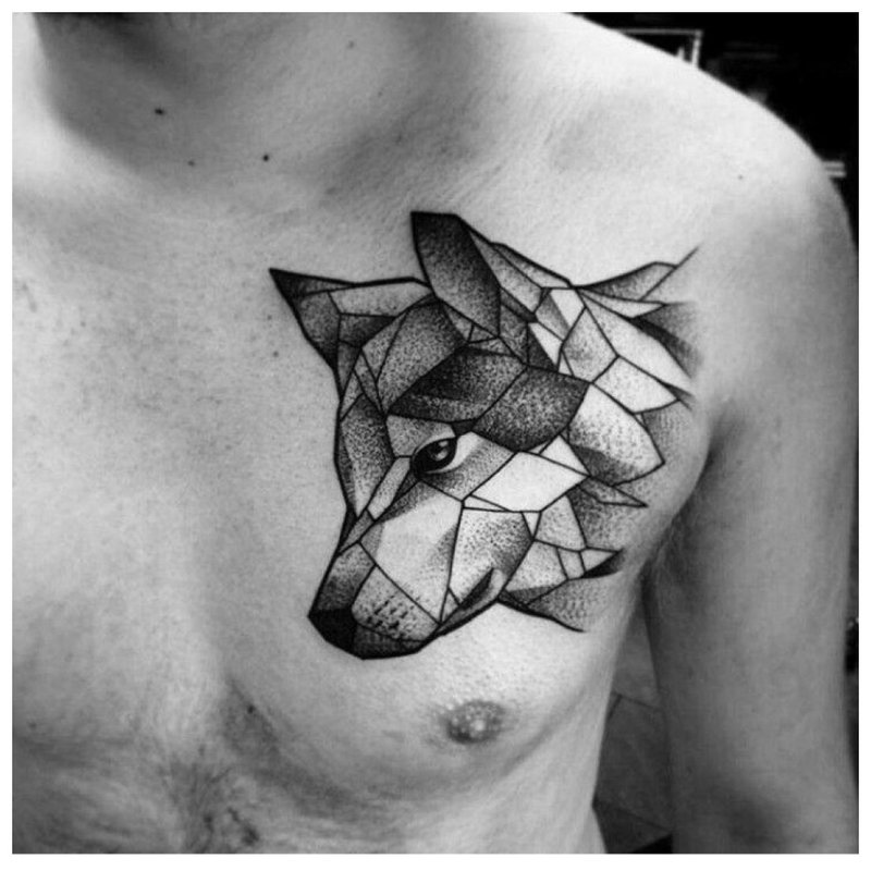 Tatouage d’un loup sur la poitrine d’un homme