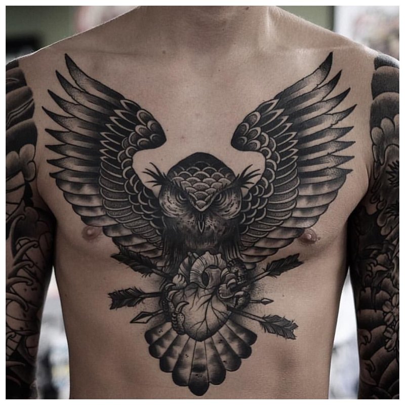 Bird - tatouage sur la poitrine d'un homme