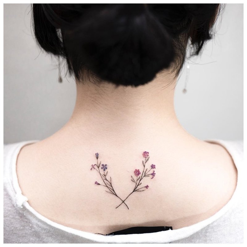 Tatouage avec deux branches colorées