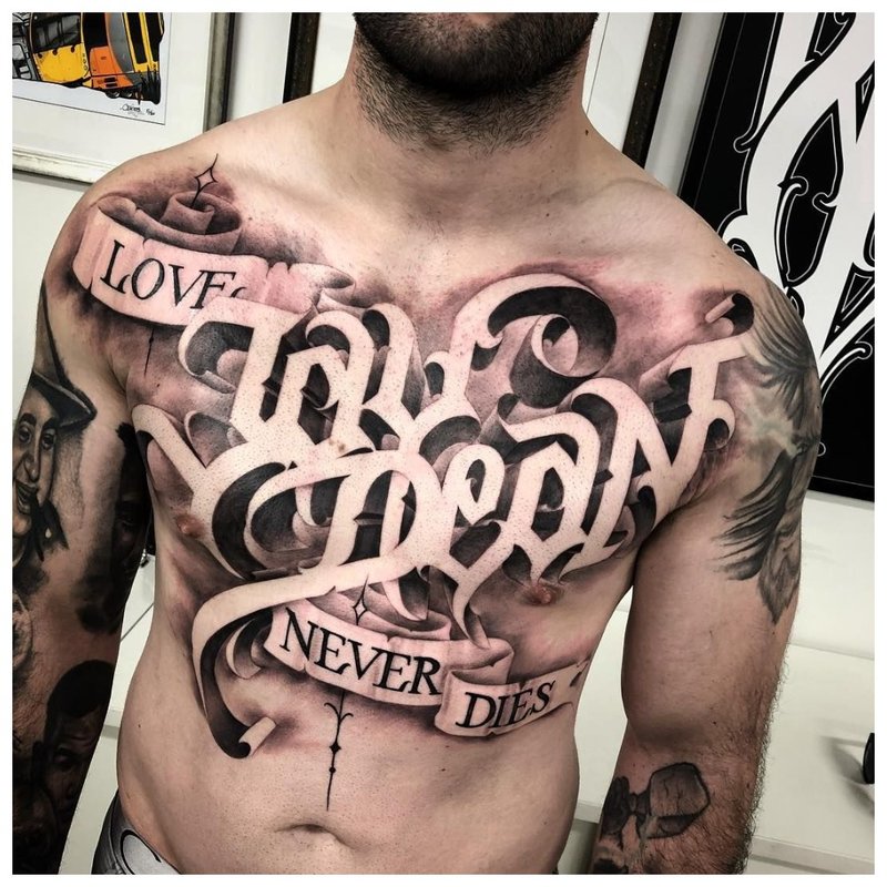 Grande inscription - tatouage à la poitrine