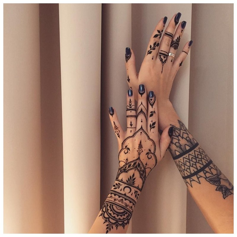 Mehendi classique à portée de main