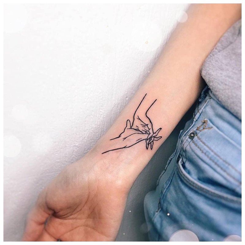 Tatouage contour des mains