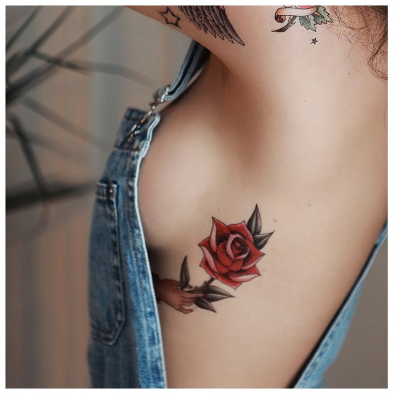 Rose Tattoo Sa ilalim ng Dibdib