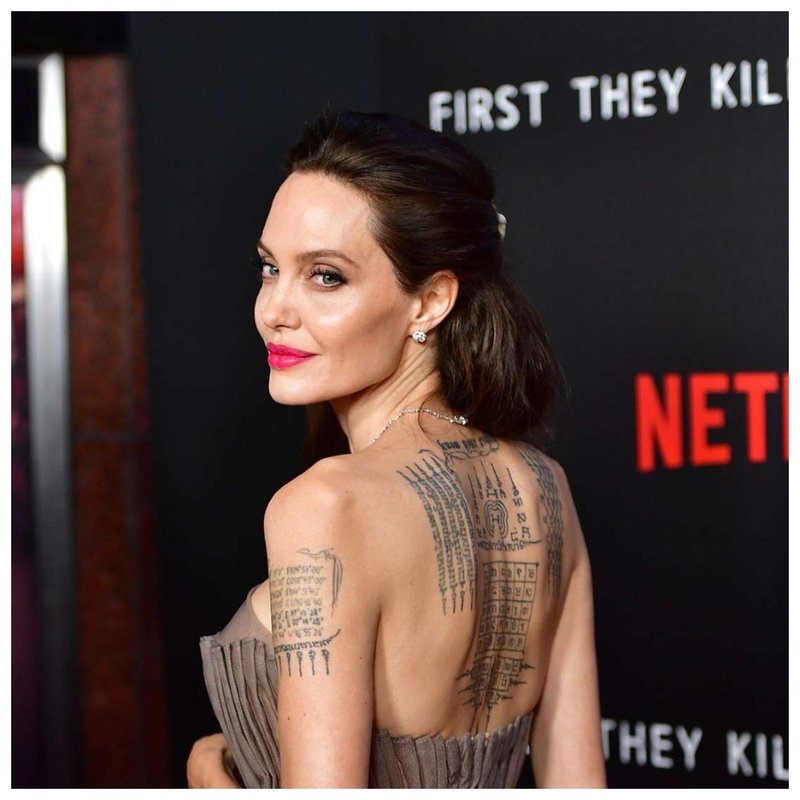 Ang tattoo ng leeg ni Angelina Jolie