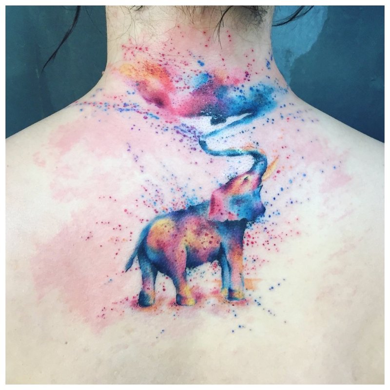 Watercolor tattoo na may elepante