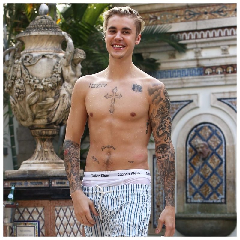 Justin Bieber - Tattoo sa dibdib