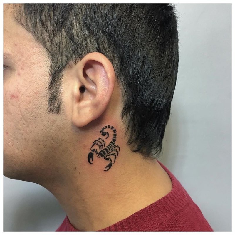 Scorpio - isang tattoo sa leeg ng isang lalaki