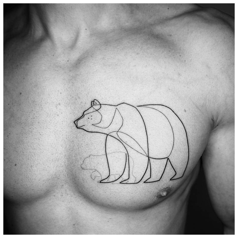 Animalistic tattoo sa dibdib ng isang lalaki