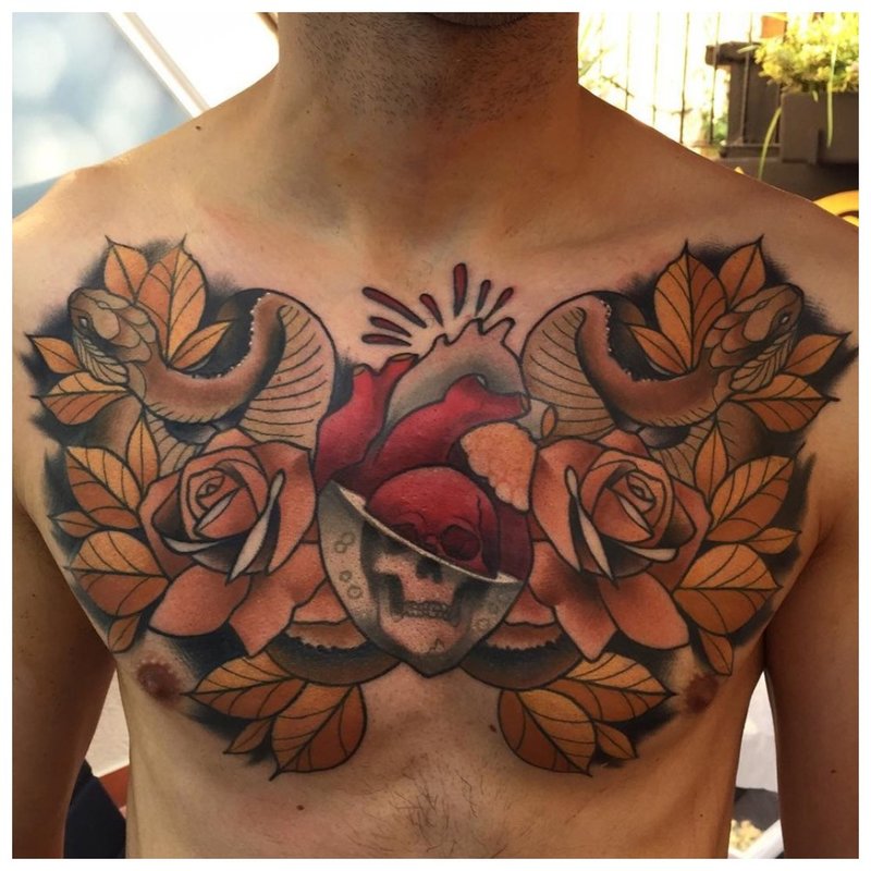 Mga maliliit na bulaklak - tattoo sa dibdib ng isang tao