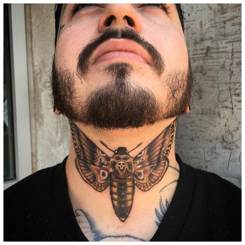 Tatouage d'insecte de gorge sur un homme