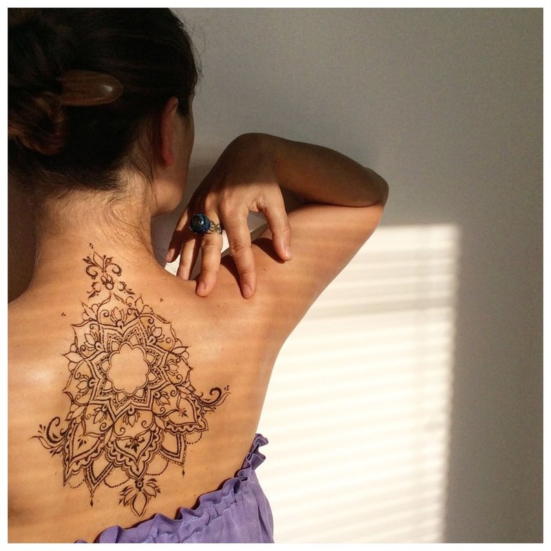 Tatouage mehendi inhabituel sur le dos