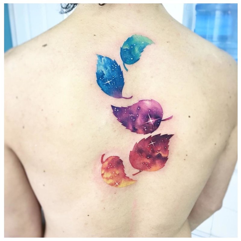 Tatouage aquarelle sur le dos.