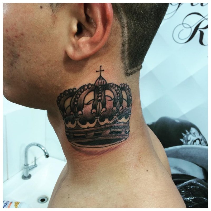 Crown - tattoo sa leeg ng isang lalaki