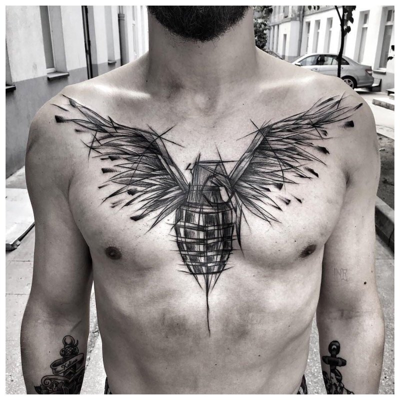 Bird - tatouage sur la poitrine d'un homme