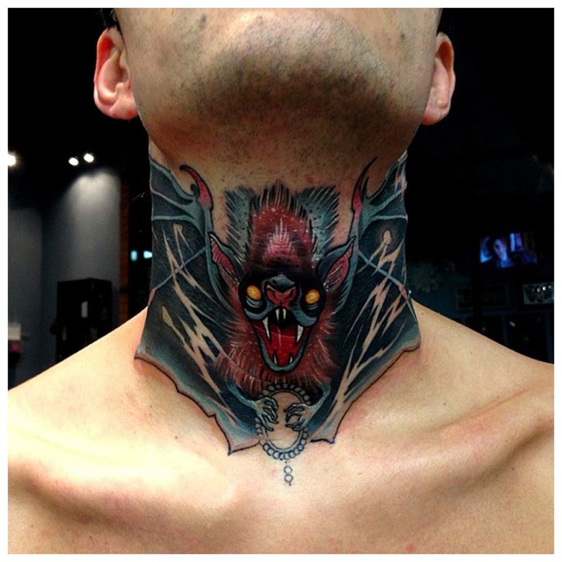 Tatouage sur la gorge d'un homme