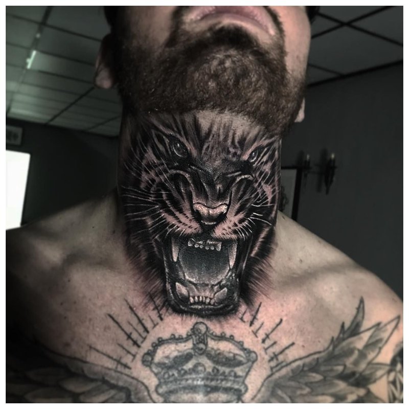 Sourire d'un animal - tatouage d'un homme à la gorge