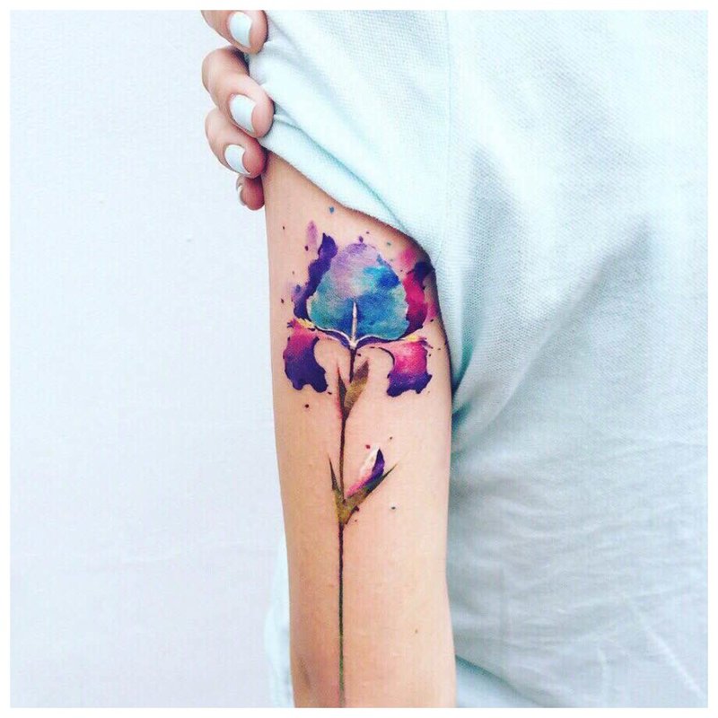 Tatouage de fleur à l'aquarelle