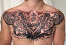 Tatouage sur la poitrine d'un homme